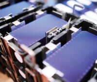 Photovoltaik-Industrie: Stapel mit Solarzellen in einer Produktionsanlage