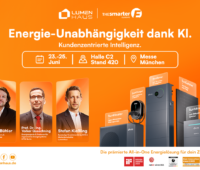 Energie-Unabhängigkeit dank KI. Kundenzentrierte Intelligenz. 23. bis 25.6. Halle C2 Stand 420. Messe München/The SmarterE. Zu sehen sind drei Portraits von Adrian Bühler (Marketing Direktor Lumen Haus), Prof. Dr. Ing. Volker Quaschning (HTW Berlin), Stefan Kießling (Markenbotschafter Lumenhaus) sowie Abbildungen der Lumenhaus Produkte (Wärmepumpe, E-Charger, Speicher und Photovoltaikmodule)