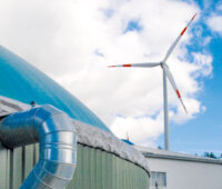 Biogasanlage mit Windkraftwerk