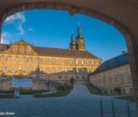 Kloster Banz in Bad Staffelstein, durch den Torbogen betrachtet.