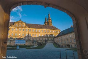 Kloster Banz in Bad Staffelstein, durch den Torbogen betrachtet.