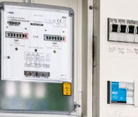 Drehstrom-Zweiwege-Stromzähler. Viele Betreiber haben noch solch ein Gerät und keinen Smart Meter für Photovoltaik-Anlagen