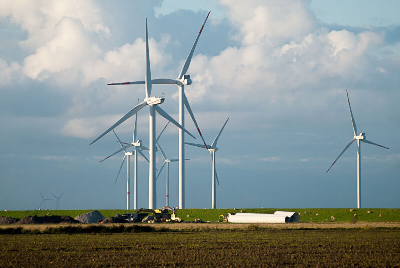 Windkraftanlagen vor Wolken