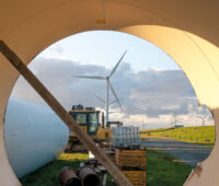 Repowering eines Windparks Durchsicht durch einen liegenden Turm.