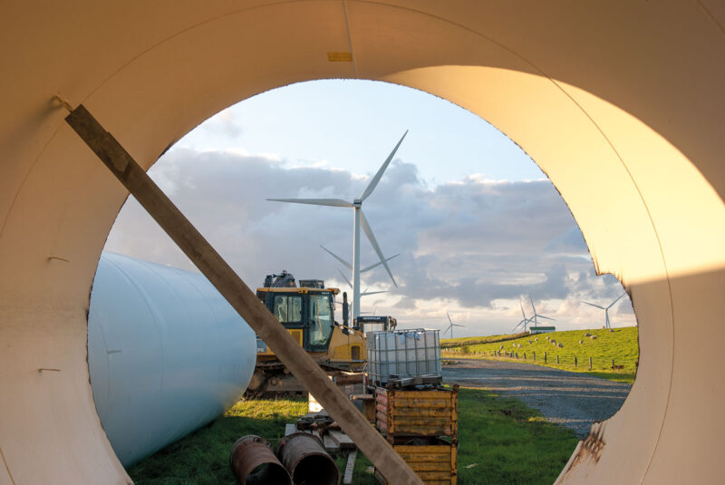 Repowering eines Windparks Durchsicht durch einen liegenden Turm.