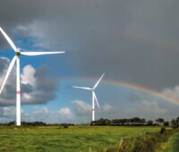 Windkraftanlagen in Nordfriesland mit Regenbogen