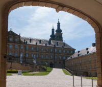 Kloster Banz durch die Eingangspforte fotografiert