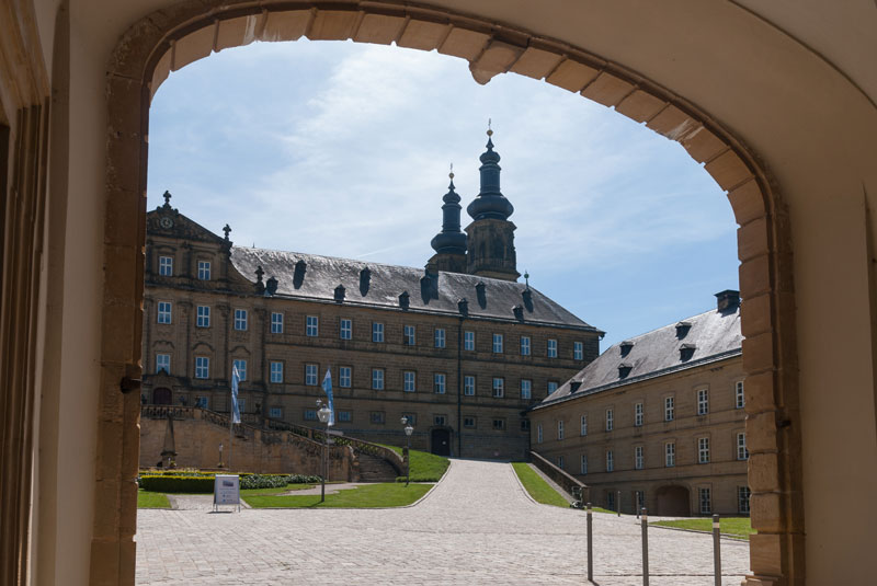 Kloster Banz durch die Eingangspforte fotografiert