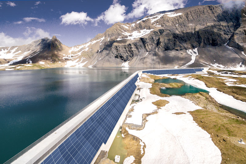 Photovoltaik an der Staumauer des Muttsees