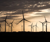 Windkraftwerke in Gegenlicht