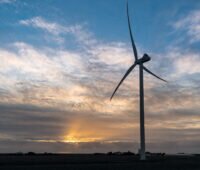 Windrad in Nordfriesland mit Sonnenuntergang