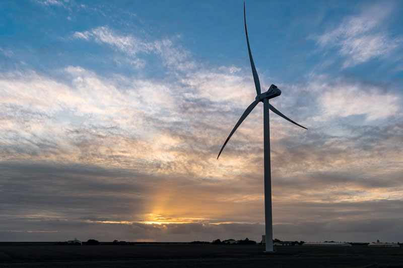 Windrad in Nordfriesland mit Sonnenuntergang