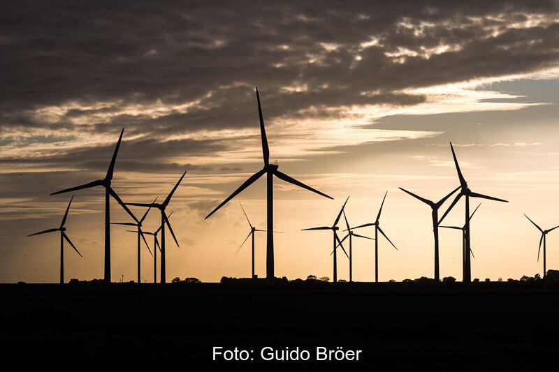 Windenergie-Anlagen im Gegenlicht