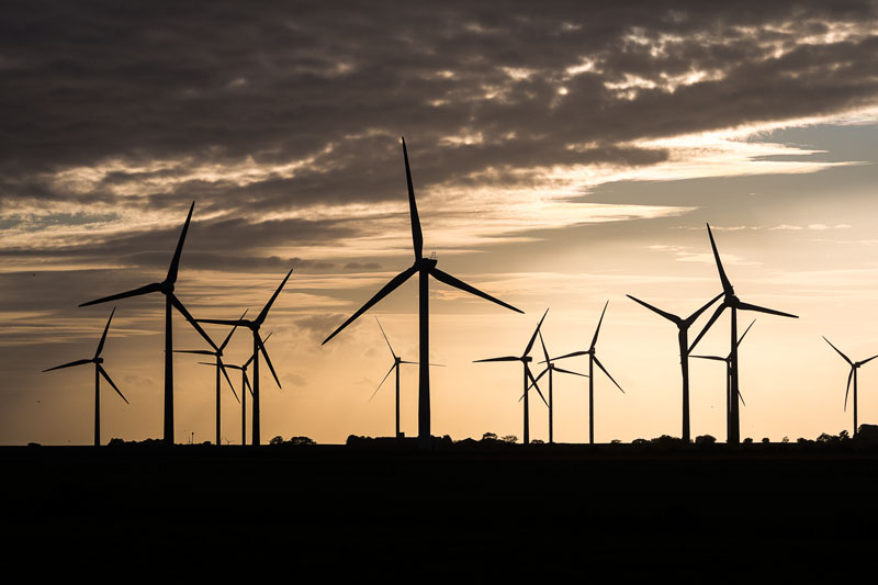 Windenergie-Anlagen im Gegenlicht -Symbolbild für PPA mit Windstrom.