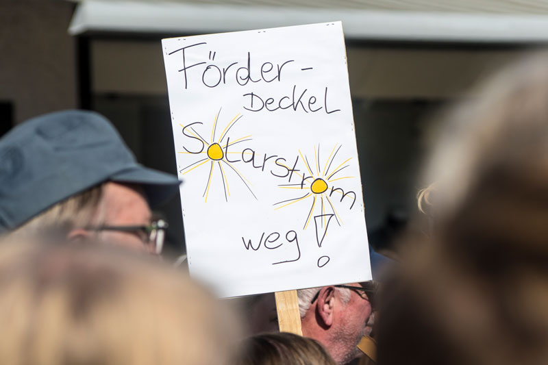 Plakat bei Demonstration: "Förderdeckel Solarstrom weg!" Gemeint ist der 52-Gigawatt-Deckel