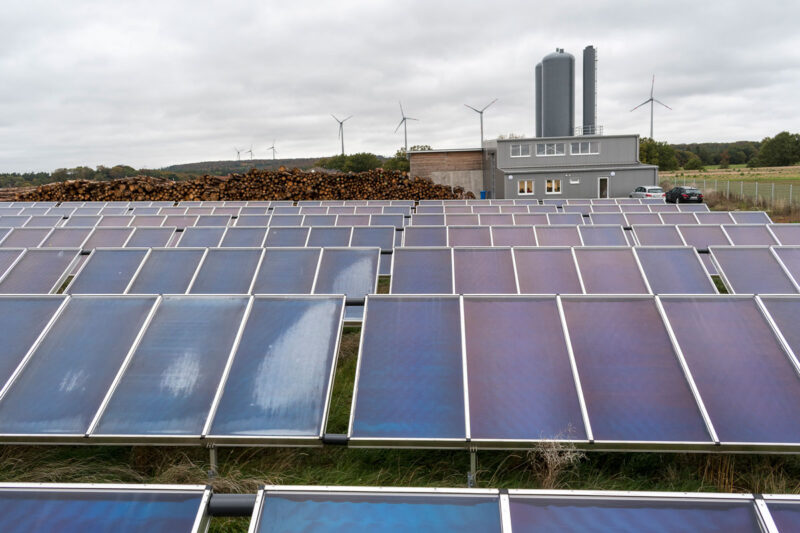 Freiflächen-Solarthermieanlage im Bioenergiedorf Mengsberg