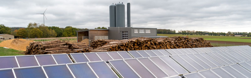 Solarthermieanlage und Heizzentrale der Dorfwärmeversorgung Mengsberg