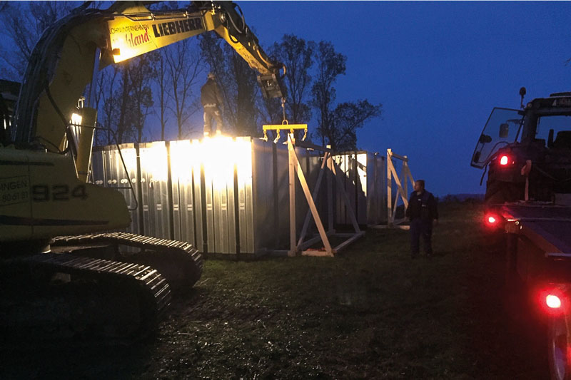 Kollektoren werden bei Dämmerung auf der Baustelle verladen