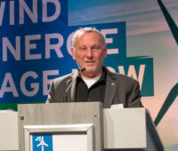 LEE-NRW-Vorsitzender Reiner Priggen am Rednerpult bei den Windenergietagen NRW
