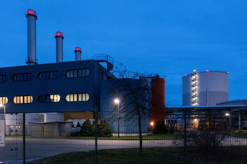 Heizkraftwerk Potsdam-Süd in der Dämmerung