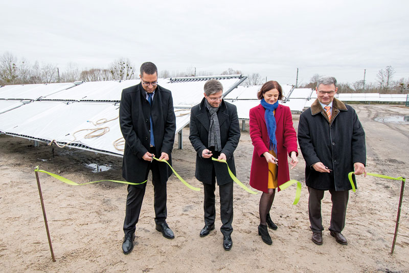 Feierliche Durchschneidung des grünen Bandes vor dem neuen Kollektorfeld in Potsdam