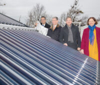 Einweihungsfoto mit Politprominenz am Solarkollektor