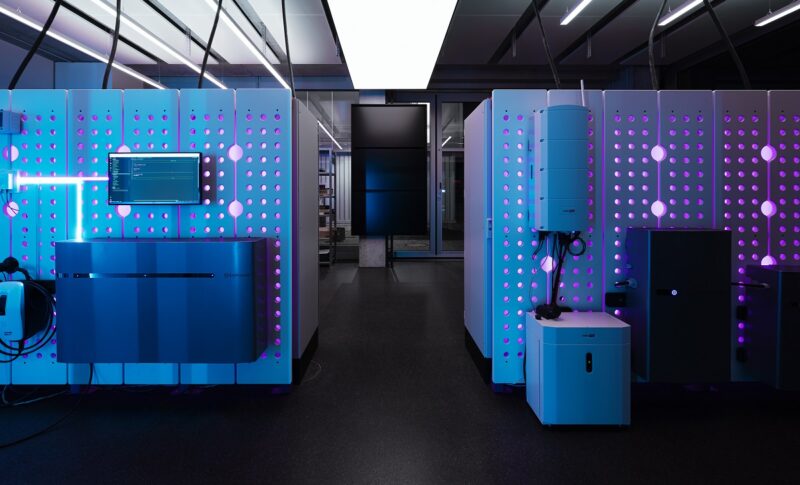 Geräte im TechLab in Berlin von 1Komma5°, wo das Unternehmen Photovoltaik, Wärmepumpen und Energiemanagementsysteme weiterentwickelt.