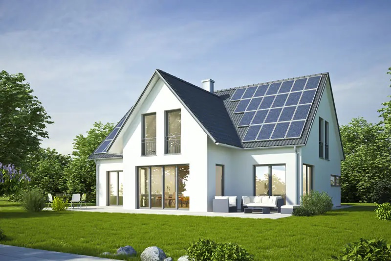Zu sehen ist ein Haus mit Photovoltaik-Anlage. 1Komma5° bietet integrierte Lösungen aus PV, Speicher und Wärmepumpe an.