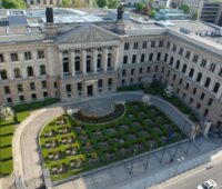 Das Foto zeigt das Gebäude vom Bundesrat aus der Vogelperspektive mit dem davorliegenden Garten. Energiegesetze sind häufig Teil der Beratungen im Bundesrat.