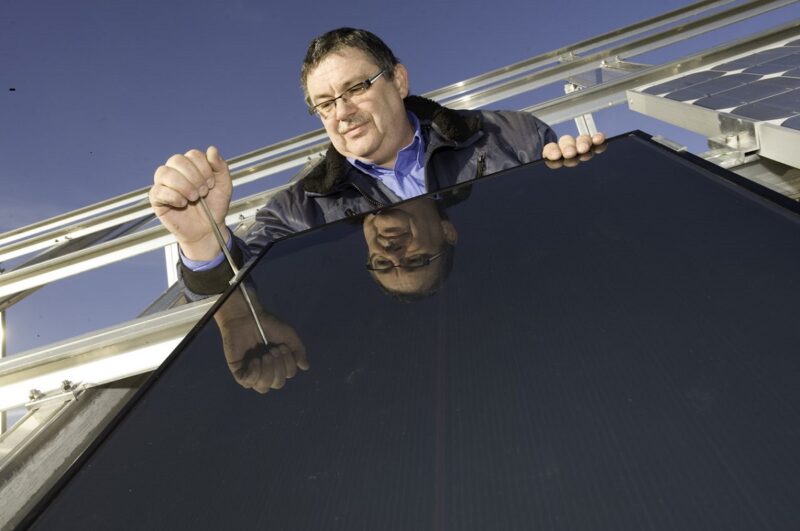 Zu sehen ist ein Mann, der ein Photovoltaik-Modul auf einem Teststand montiert. Im 1. Quartal 2021 erzeugten erneuerbare Energien 40 des deutschen Strombedarfs.