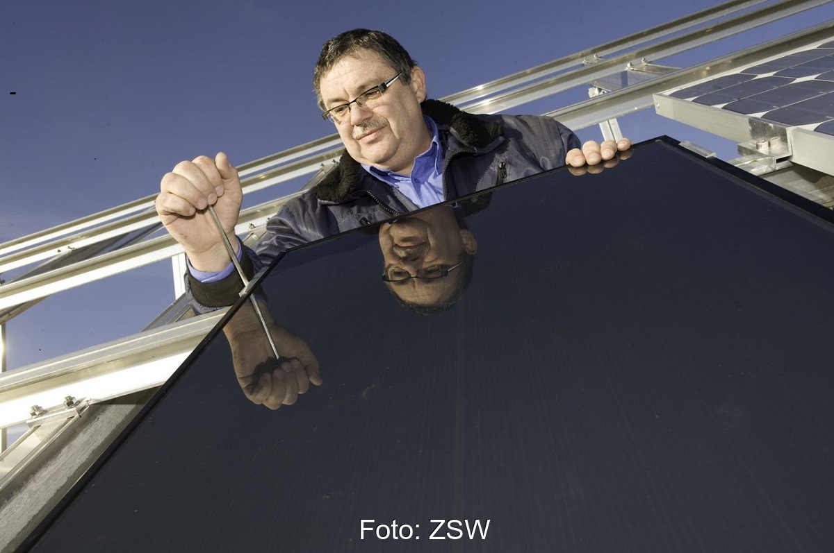 Zu sehen ist ein Mann, der ein Photovoltaik-Modul auf einem Teststand montiert. Im 1. Quartal 2021 erzeugten erneuerbare Energien 40 des deutschen Strombedarfs.
