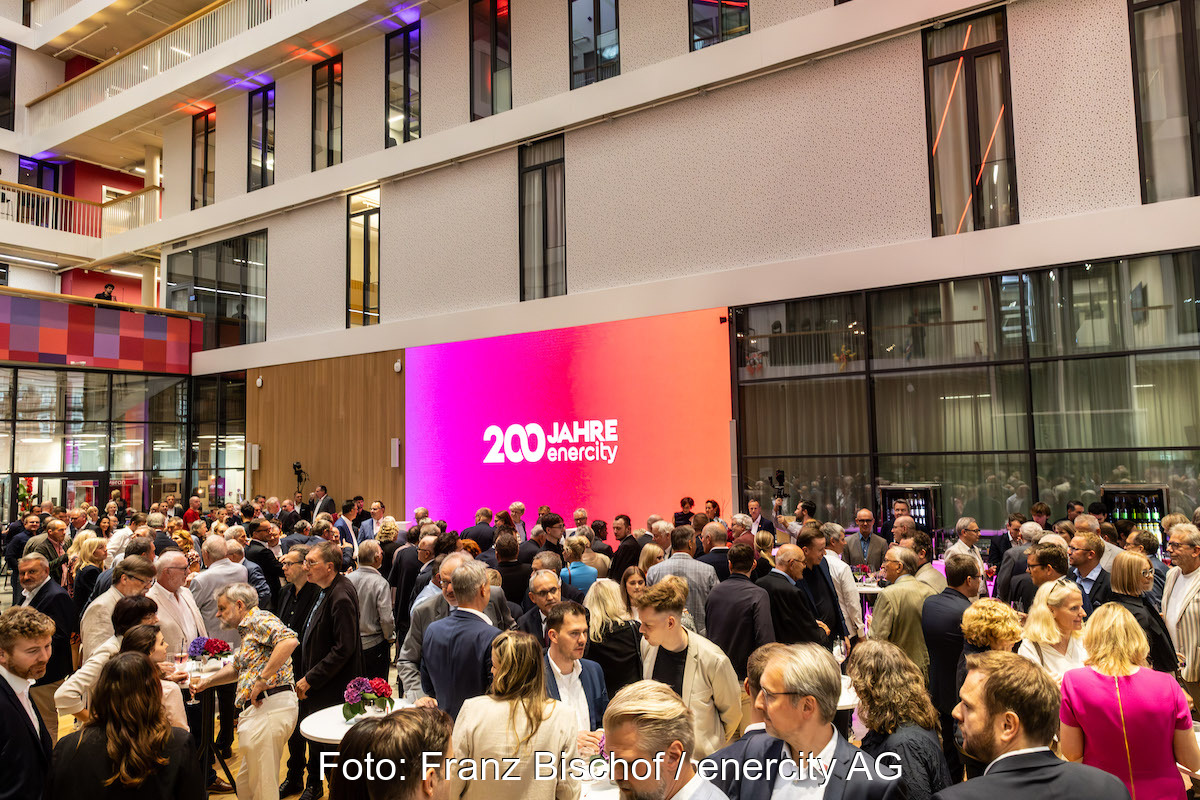 Viele Menschen feiern das Jubiläum in der Zentrale des Konzerns.