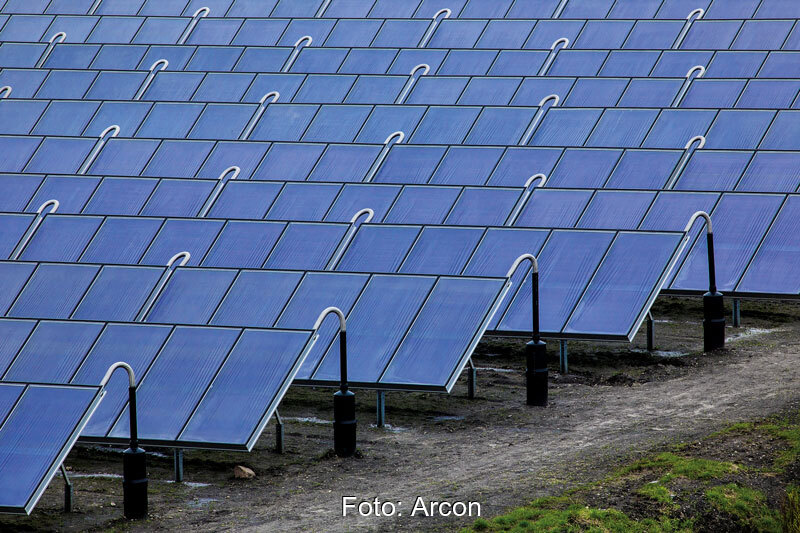 Eine größere Fläche mit blauschimmernden Solarthermiekollektoren zur Wärmeerzeugung
