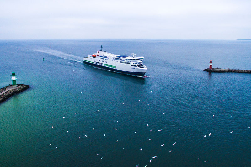 Hybrid-Fährschiff fährt in den Hafen ein.
