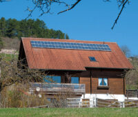 Photovoltaikanlage auf bayerischem Holzhaus