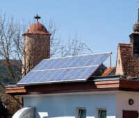 Photovoltaikanlage aus den 1990er Jahren auf dem Dach in einem Altstadtbezirk