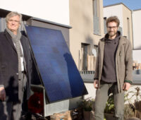 Zwei Herren präsentieren eine Balkon-Solaranlage