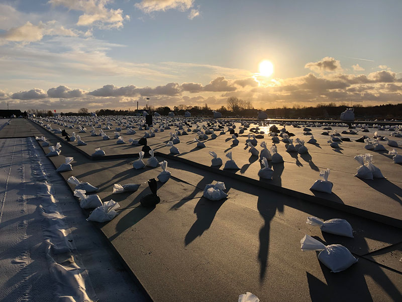 Abdeckung des Solarspeichers in Marstall im Gegenlicht