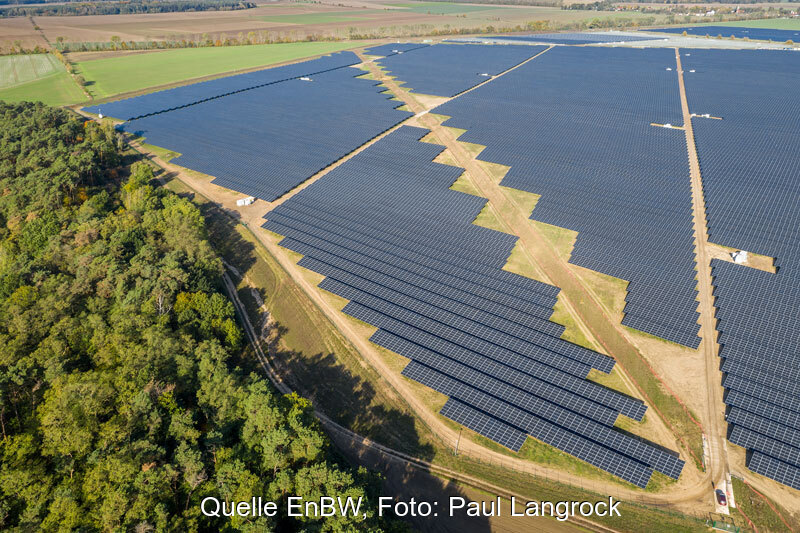 Deutschlands größter Solarpark Luftbild eines Teils der Fläche