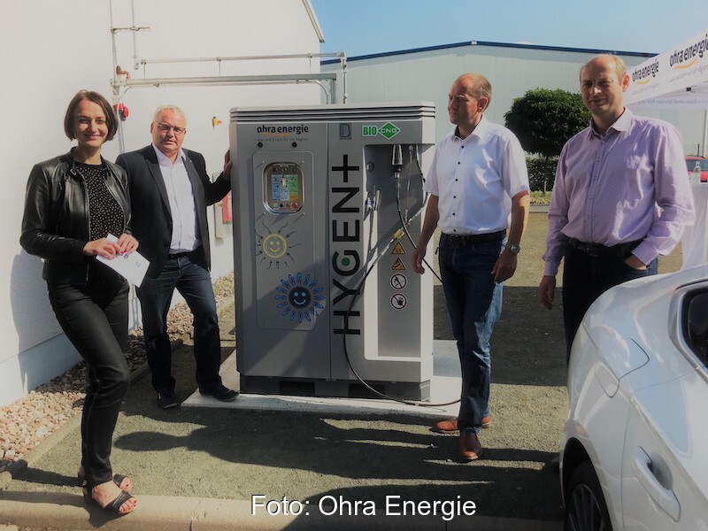 Vier Menschen, eine Tanksäule: Inbetriebnahme der Biogas-CNG-Tankstelle bei Ohra