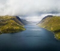 Blauer See zwischen grünen Bergen - Wasserkraf aus Norwegen