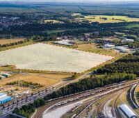 Luftaufnahme des Grundstücks neben dem BASF Standort in der Lausitz, auf dem die Photovoltaik-Anlage entstehen soll