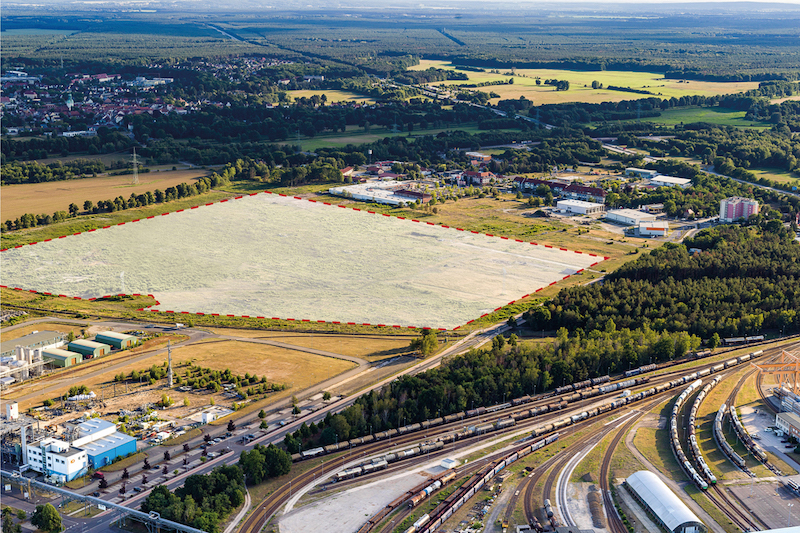 Luftaufnahme des Grundstücks neben dem BASF Standort in der Lausitz, auf dem die Photovoltaik-Anlage entstehen soll