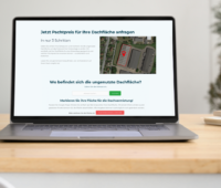Laptop mit dem Online-Tool auf dem Bildschirm und einer markierten Dachfläche