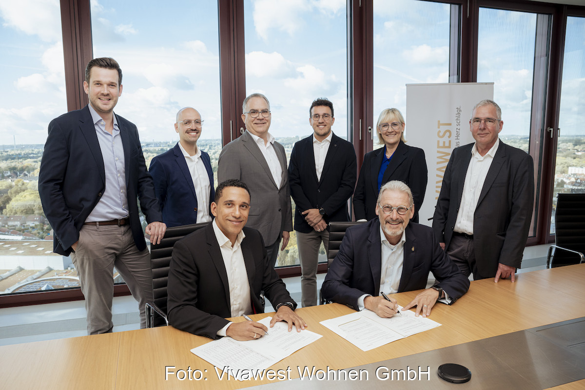 Die Verantwortlichen bei der Vertragsunterzeichnung zum Mieterstrom Vivawest.