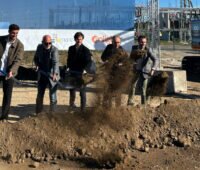 Fünf Vertreter von Projektpartnern und Gemeinde beim symbolischen Spatenstich für den Batteriespeicher Bertikow.