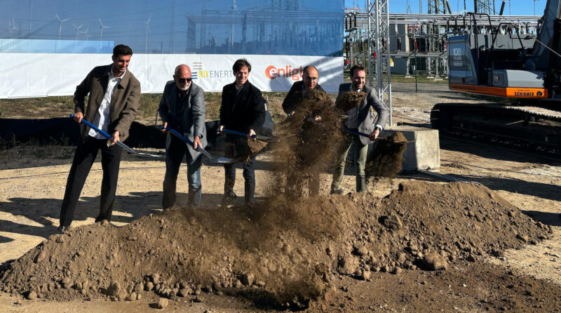 Fünf Vertreter von Projektpartnern und Gemeinde beim symbolischen Spatenstich für den Batteriespeicher Bertikow.