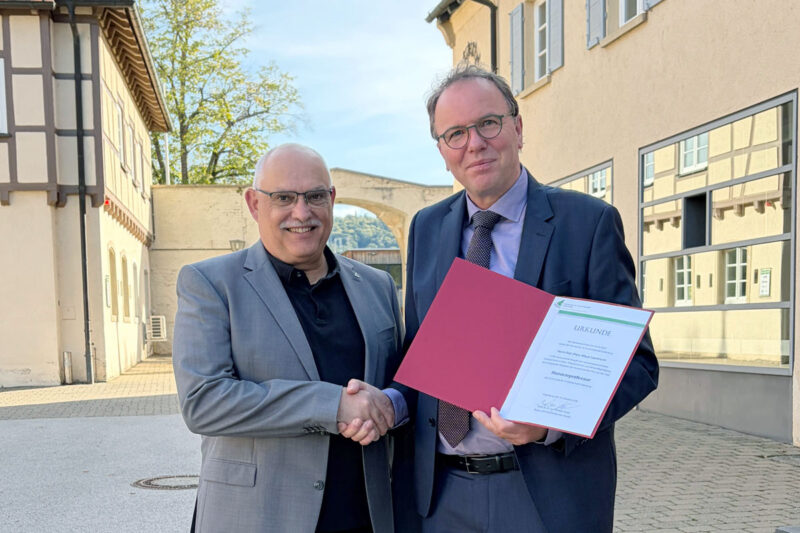 Handschlag zwischen Rektor der Hochschule Rottenburg, Bastian Kaiser, und Klaus Lambrecht auf dem Gelände der Hochschule Rottenburg