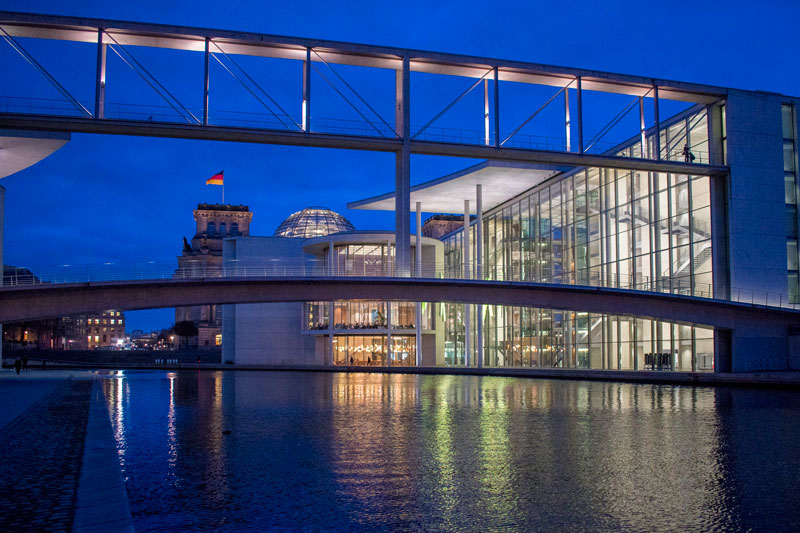Bundestagsgebäude am Spreeufer in der Abenddämmerung