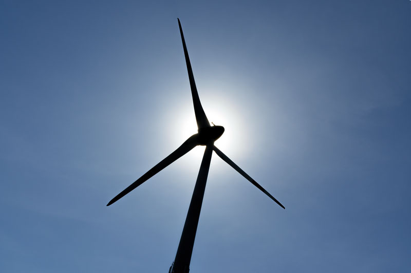 Windkraftanlage (Enercon) im Gegenlicht